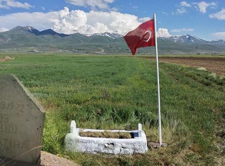 Erzurum'daki Garip Mezar: 149 Yıldır Süren Kahramanlık Hikayesi Yeniden Canlanıyor