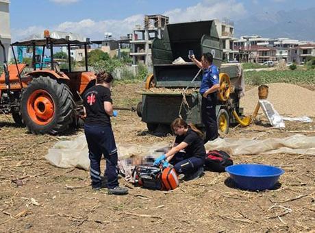 Hatay'da Traktör Kazası: Genç Adam Harman Makinesinde Hayatını Kaybetti