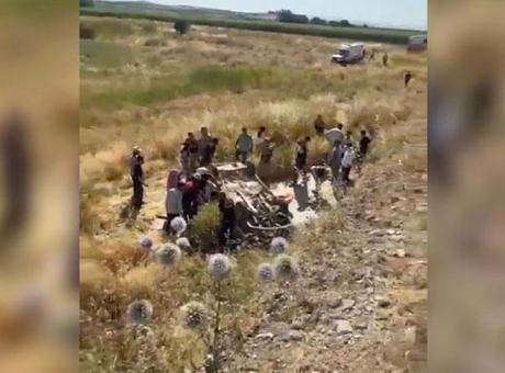 Şanlıurfa'da Kontrolden Çıkan Otomobil Şarampole Yuvarlandı: 1 Ölü, 4 Yaralı