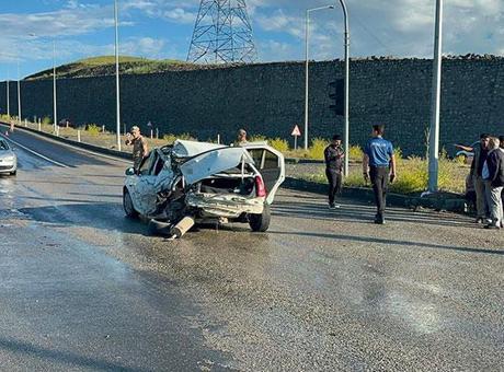 Ağrı'da Freni Patlayan Kamyonet Feci Kazaya Yol Açtı: 2 Yaralı