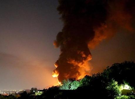 ABD Hürmüz Boğazı'nda Sirik Kentine Saldırı Düzenledi: Patlama Sesleri Yükseldi