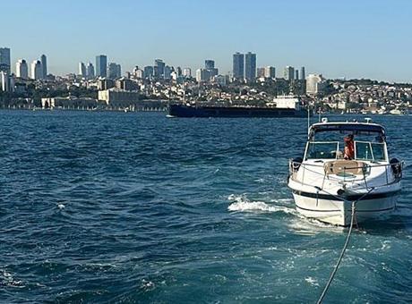 İstanbul'da Kız Kulesi önlerinde sürüklenen tekne kurtarıldı