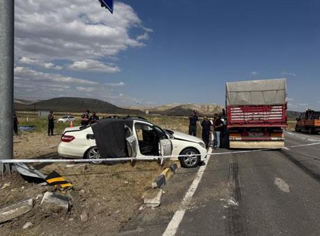 Çankırı'da feci kaza! TIR ile otomobil çarpıştı: 3 ölü, 2 yaralı