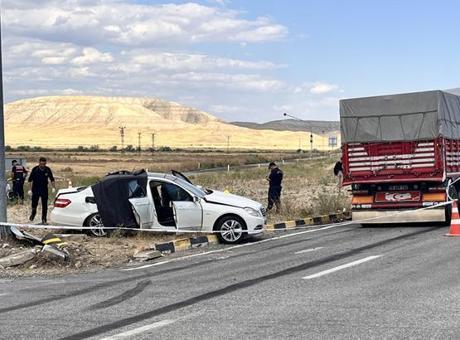 Çankırı'da feci kaza! Kamyon ile otomobil çarpıştı: 3 ölü, 2 yaralı