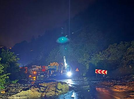 Giresun'de sel: 2 kişi için kayıp ihbarı