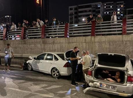 Kayseri'de 3 otomobilin birbirine girdi! 2 yaralı