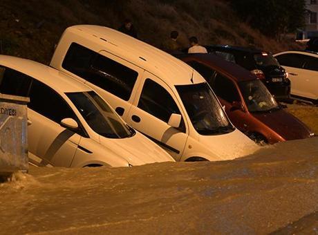 Ankara'da sel nedeniyle yol çöktü! Çok sayıda araç hasar gördü