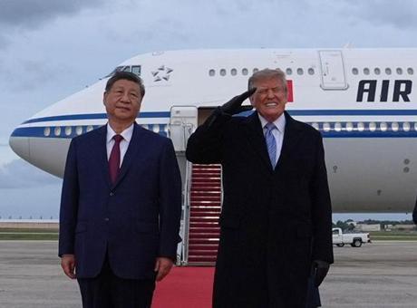 Terminatör zirvesi! Trump'ın Xi'yi karşıladığı törene damga vuran anlar