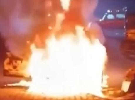 Kayınpederi düğün hediyesi olarak vermişti... Eşine kızdı arabayı yaktı
