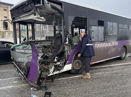 Hakkari'de Çarpışma: Yolcu Minibüsü ve Belediyeye Ait Otobüs Kaza Yaptı, 18 Yaralı