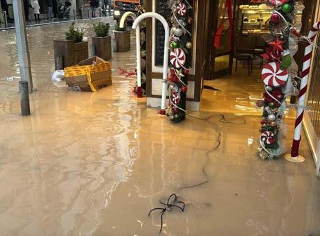 İzmir'de Sağanak Yağış İş Yerlerini Sürekli Su Bastı: Esnafın İsyanı Büyüyor