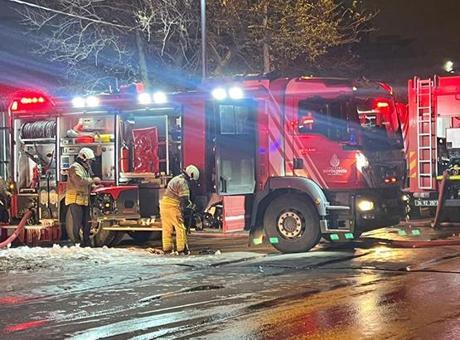 Avcılar'da Tekstil Deposunda Yangın: İtfaiye Ekipleri Zor Anlar Yaşadı