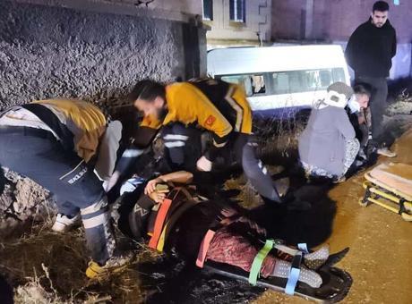 Aksaray'da Tarım İşçilerini Taşıyan Minibüs Kazası: 2'si Ağır 14 Yaralı