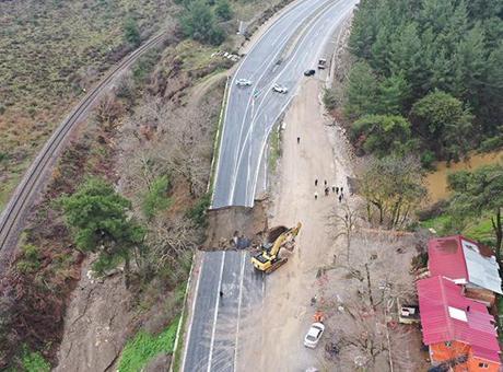 Selçuk-Aydın Kara Yolunda Çökme Olayı: Yol Kapandı, Önlemler Alındı