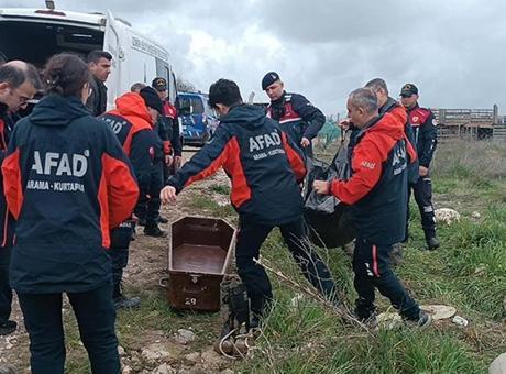 İzmir'de Şiddetli Yağmur, Otomobili Sele Kapıp İki Kişinin Hayatına Mal Oldu