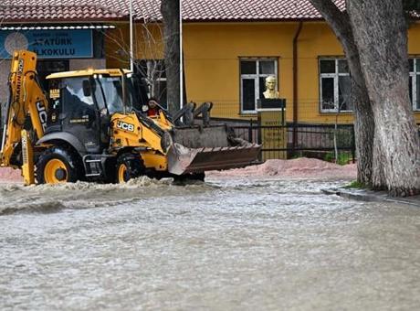 Manisa'da Yağışlar Sel Felaketine Yol Açtı: Dere Taştı, Tarım Alanları Suya Gömüldü