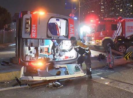 Kartal'da Ambulans ve Cip Çarpıştı: 3 Yaralı