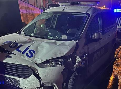 Sultanbeyli'de Polis Aracının Karıştığı Trafik Kazasında 3 Kişi Yaralandı