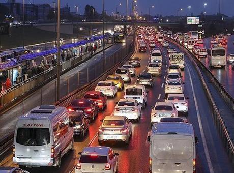 İstanbul'da Trafic Alarmı: Yoğunluk Yüzde 87'ye Ulaştı