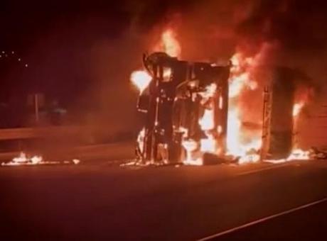 Osmaniye'de TIR Devrildi, Alevler İçi Sardı