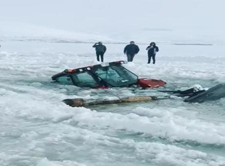 Çıldır Gölü'ndeki Buzlar Çözülünce Traktör Göle Gömüldü