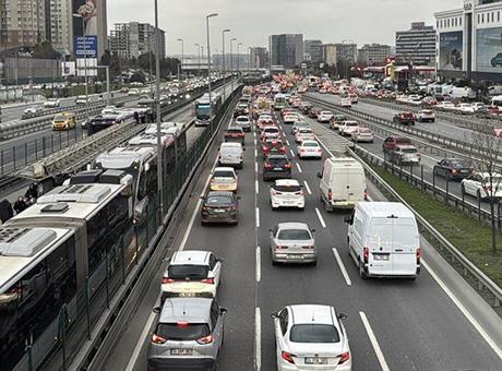 İstanbul Trafiği Akşam Saatlerinde Yüzde 80 Yoğunluğa Ulaşarak Rahatsız Edici Bir Duruma Geldi