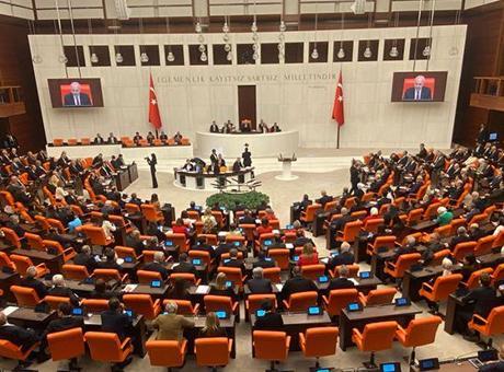 TBMM'de Gerilim: CHP'li Vekiller Akın Gürlek'in Yemin Törenini Engellemek İçin Kürsüyü İşgal Etti