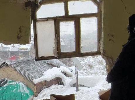 Yüksekova'da Yoğun Kar Yağışı Sonrası Yıkılan Evde Korku Dolu Anlar