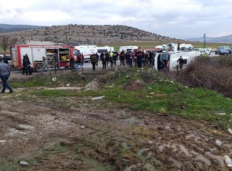 Tokat'ta Öğrenci Minibüsü ile Otomobil Çarpıştı: 6 Yaralı