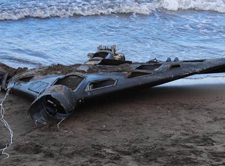 Sahilde İnsansız Hava Aracı Parçası Alarmı: Ekipler Seferber Oldu