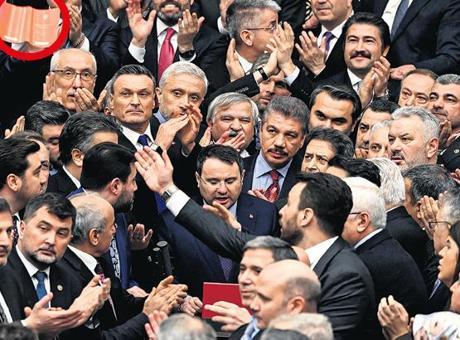 TBMM'de Gerilimli Yemin Töreni: Kavga ve Protestolar Gölgeledi