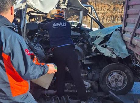 Kayseri'de Öğrenci Servisi ile TIR Arasında Feci Kaza: 1 Ölü, 7 Yaralı