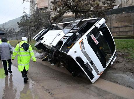 Isparta'da Cezaevi Ring Aracı Devrildi: 3 Jandarma Yaralı