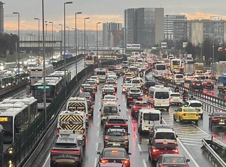 İstanbul'da Trafik Krizi: Yoğunluk Yüzde 90'a Ulaştı