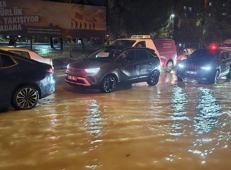 Adana'da Şiddetli Yağışlar Hayatı Olumsuz Etkiledi: Caddeler Göl Oldu, Araçlar Mahsur Kaldı