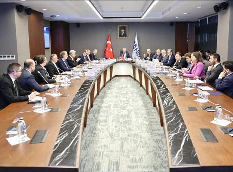 Bakan Bolat, Hizmet Sektörleri Komite Buluşmaları'nda Türkiye'nin İhracat Hedeflerini Açıkladı