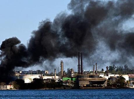 Küba'da Petrol Krizi Sırasında Rafineride Yangın: Dumanlar Uzaklardan Görüldü