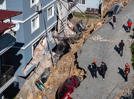 Şiddetli Yağış İzmir'de Toprak Kaymasına Neden Oldu: Korku Dolu Anlar