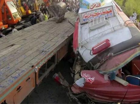 Pakistan'da Otobüs ve Tır Çarpıştı: 9 Kişi Hayatını Kaybetti