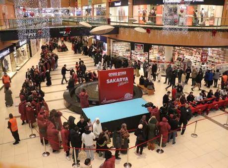 Sakarya'da İndirim İçin Çadır Kurup Bekleyenler, Açılışta İzdiham Yarattı