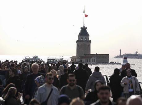 İstanbul'da Şubat Ayında Sıcak Hava Sürprizi: 23 Derecede Denize Girenler