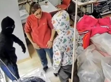 Kasklı Hırsızlara Direnen Terzi Kadın: 'Tokatlayıp Dışarı Attım'