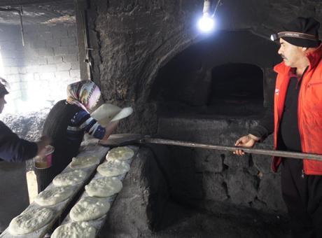 Yeşilhisar'da Ramazan Hazırlıkları: Kadınlar İmece Usulü Çörek Yapıyor