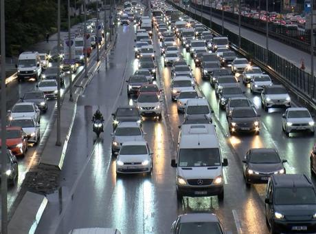 İstanbul'da Trafik İnanılmaz Yoğun: Anadolu Yakası'nda Yoğunluk Yüzde 90'a Ulaştı