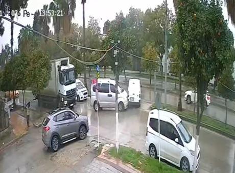 Adana'daki Ara Geçişler Kazalara Davetiye Çıkarıyor: Esnaf Çözüm Bekliyor