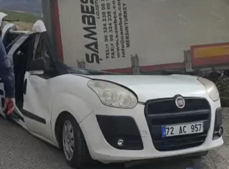 Batman'da TIR Dorsesi Radar Aracının Üzerine Devrildi: 1 Jandarma Yaralı