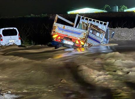 Manisa'da Sağanak Yağış Sonrası Derede Mahsur Kalan Araçlar Kurtarıldı