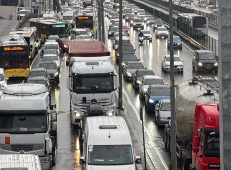 İstanbul Trafiği Felç Oldu: Yoğunluk Yüzde 90'a Ulaştı