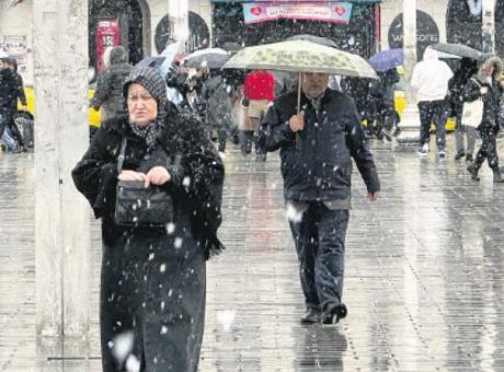 İstanbul'a Yağmur ve Kar Yine Dönüştü, Olumsuz Hava Koşulları Seferleri Etkiledi