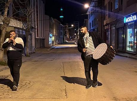 Eskişehir'de Ramazan Davulcuları Eğlenceli Sahur Atmosferi Sunuyor
